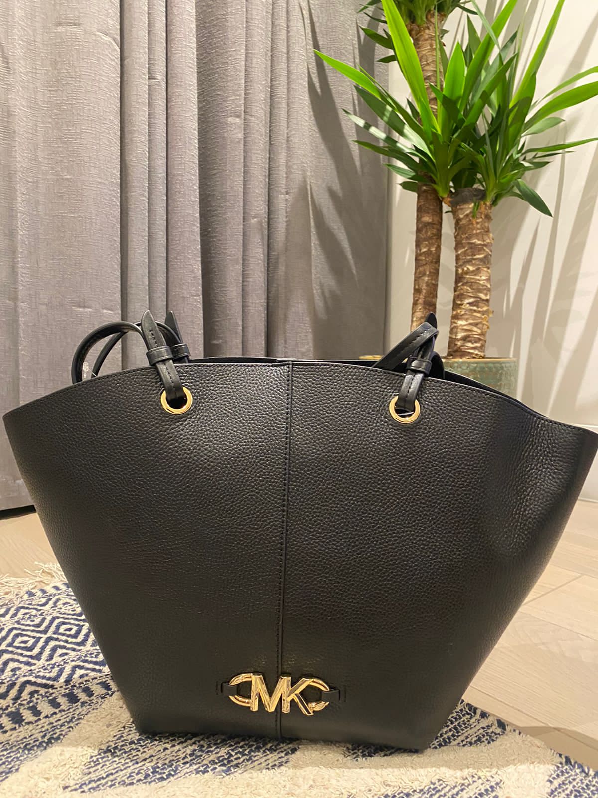 Michael Kors Women's Izzy Medium Fan Tote Black One Size